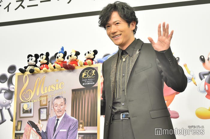 ミッキーマウスのぬいぐるみに話しかける稲垣吾郎「ミッキーも手を振って!」(C)モデルプレス