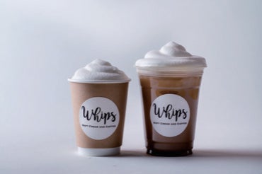 Whipsラテ（Hot／Iced）￥550／画像提供：ソルト・コンソーシアム