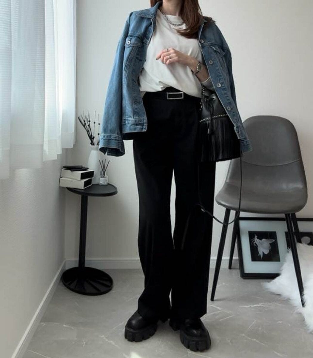 ユニクロ　タックワイドパンツ　デニムジャケット肩がけコーデ