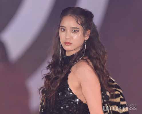 山崎紘菜、SEXYノースリトップスから美背中チラ見せ<GirlsAward 2022 A/W>
