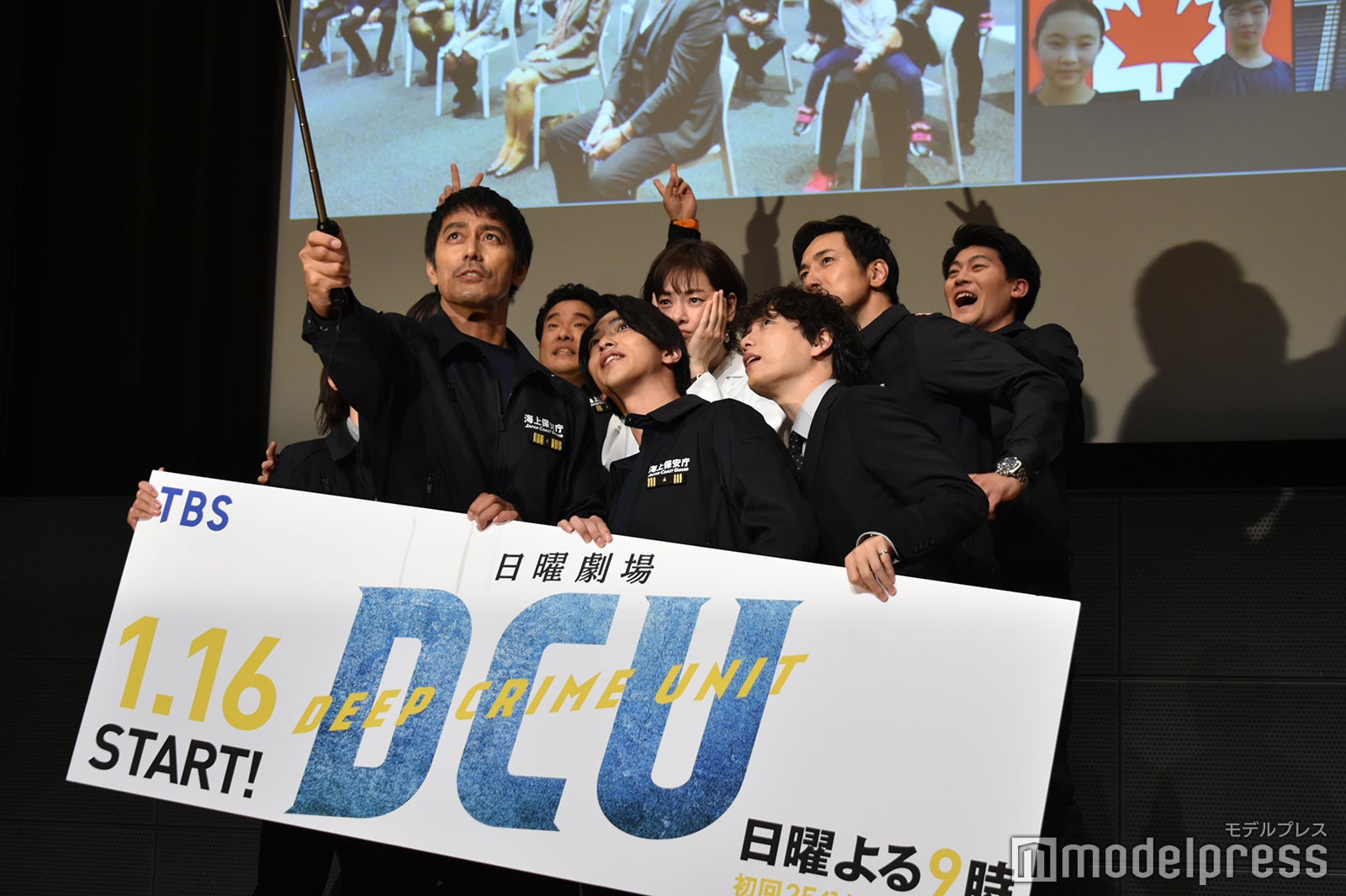 阿部寛が持って自撮りをするキャスト陣 （C）モデルプレス