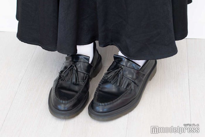 足元は安定のDr.Martens/鶴嶋乃愛 (C)モデルプレス