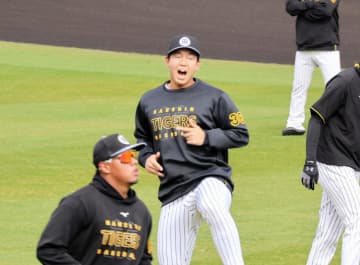 阪神・畠世周が2軍全体練習に合流 誰よりも大きなかけ声でウオーミングアップ