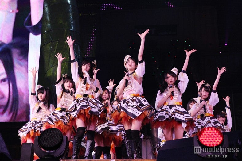 「美しい稲妻」／「AKB48 2013真夏のドームツアー～まだまだ、やらなきゃいけないことがある～」福岡公演2日目より（C）AKS