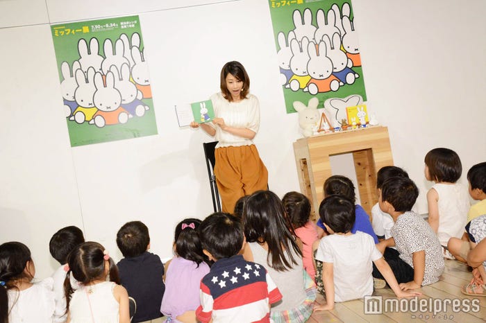 読み聞かせをする加藤綾子(C)モデルプレス