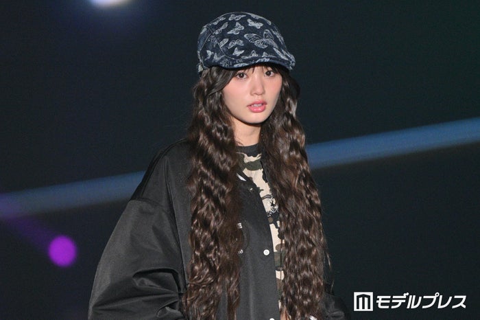 Girls2原田都愛、“超ミニ丈”で圧巻美脚披露 美ウエストものぞく【TGC北九州2024】