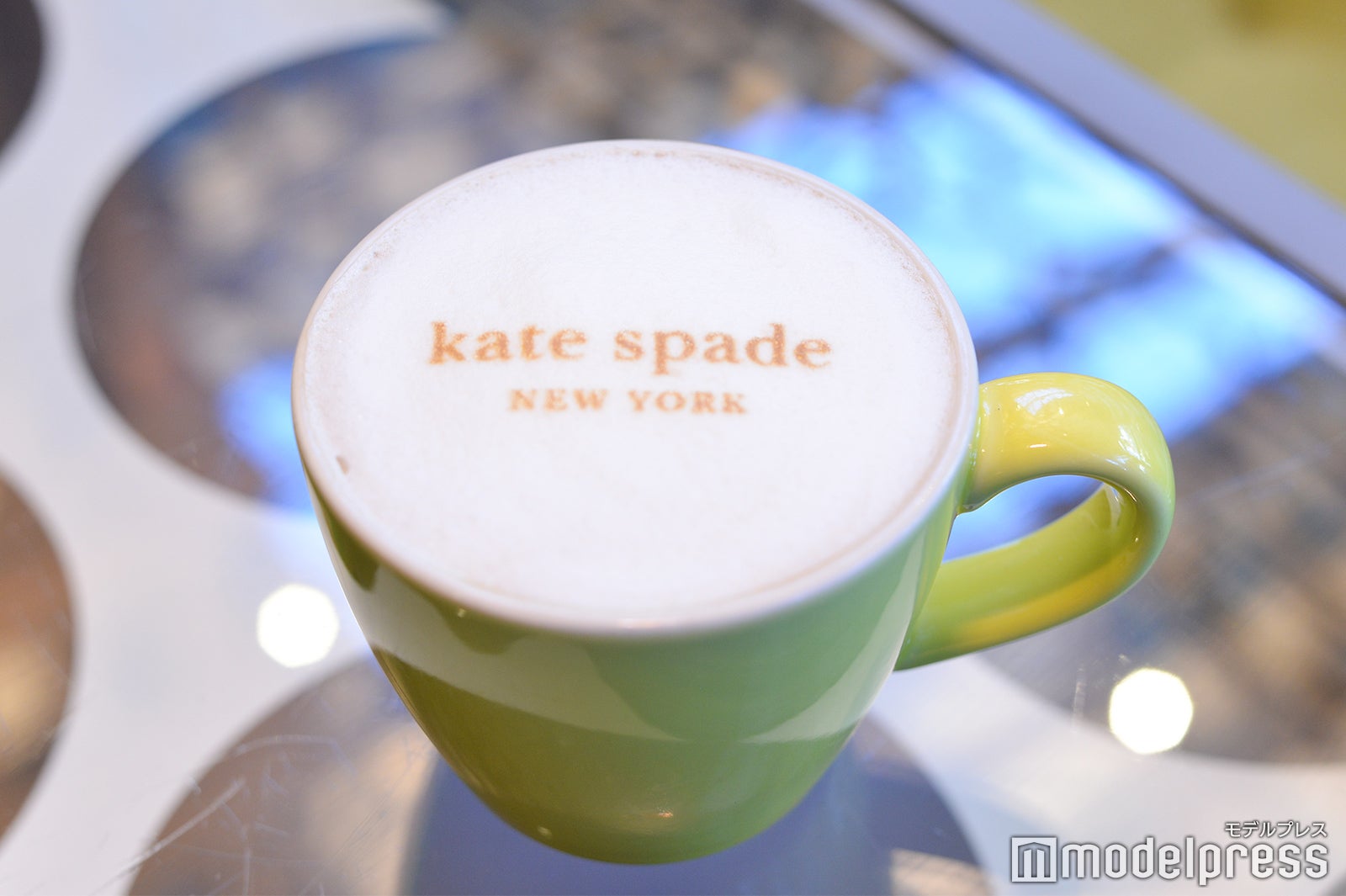カフェラテby kate spade new york（C）モデルプレス