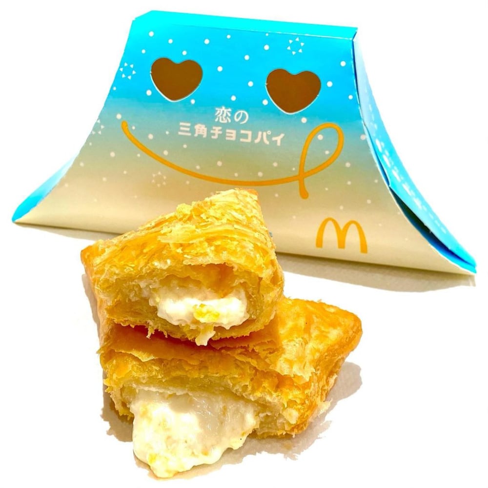 マクドナルドの恋の三角チョコパイバニラ味を半分にカットした写真