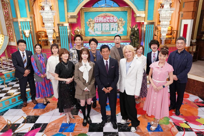 (後列左から)北村晴男氏、森詩絵里氏、磯野貴理子、井上芳雄、後藤輝基、東野幸治、市來玲奈アナウンサー、本村健太郎氏、橋下徹氏(前列左から)松本伊代、桜田ひより、明石家さんま、手越祐也、太田光代(C)日本テレビ