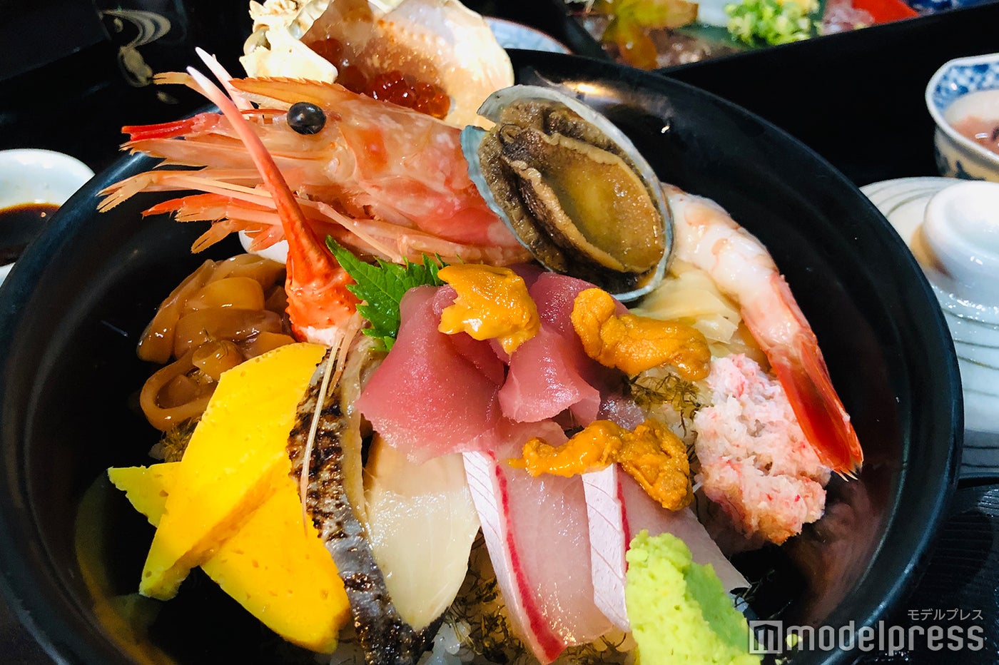 新鮮なネタが盛りだくさんの「特選海鮮丼」2,200円（税込）（C）モデルプレス