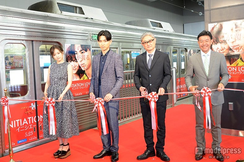 イベントの様子（左から）前田敦子、松田翔太、堤幸彦監督、川井敏行氏（C）2015 乾くるみ／「イニシエーション・ラブ」製作委員会
