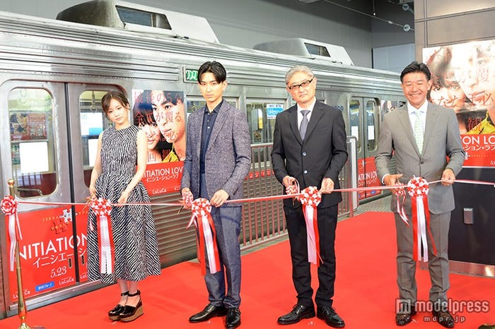 イベントの様子(左から)前田敦子、松田翔太、堤幸彦監督、川井敏行氏(C)2015 乾くるみ/「イニシエーション・ラブ」製作委員会