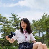 欅坂46長濱ねる 制服で海に 写真集重版記念で 濡れ髪ポニーテール 公開 モデルプレス