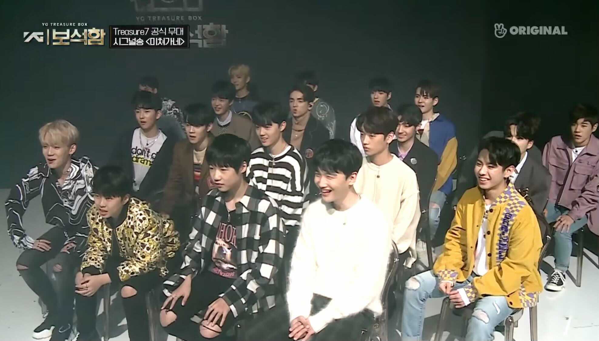 「GOING CRAZY」を踊るTreasure7を見つめる練習生たち  ／「YG宝石箱」公式YouTubeより