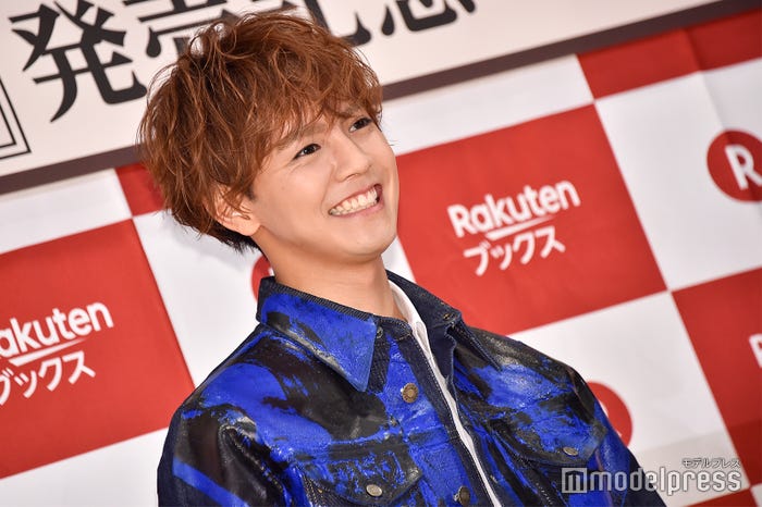 フォトセッション時、「アヒル口」を要求され困惑しながらも笑顔の片寄涼太。「練習しておきます!」と神対応(C)モデルプレス