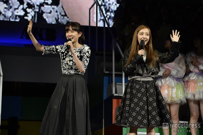 前田敦子&板野友美(C)AKS