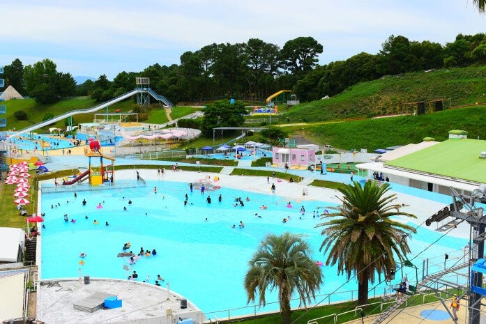 手前の扇形のプールが「アクアプール」です