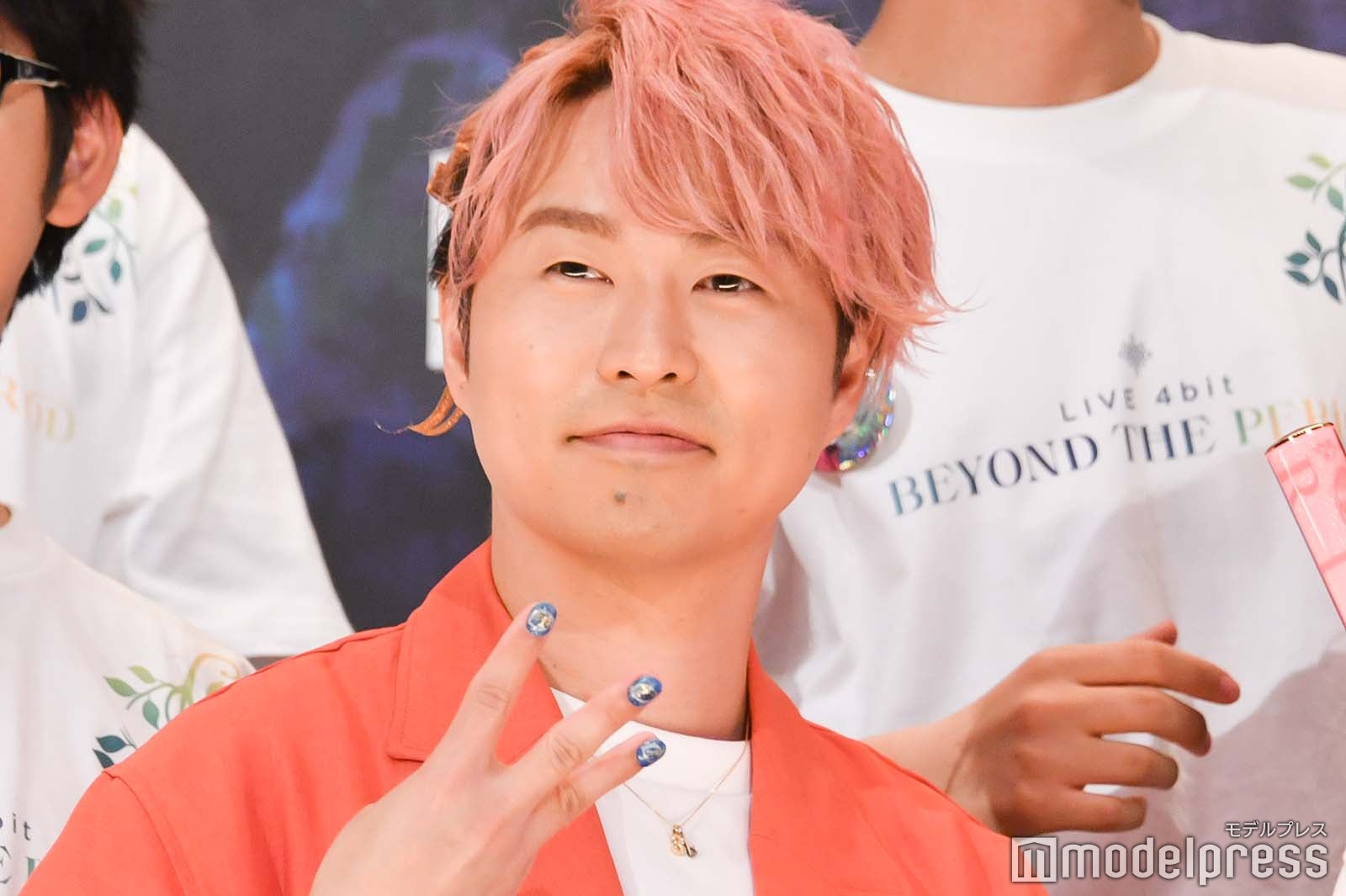 和泉三月ポーズの代永翼（C）モデルプレス