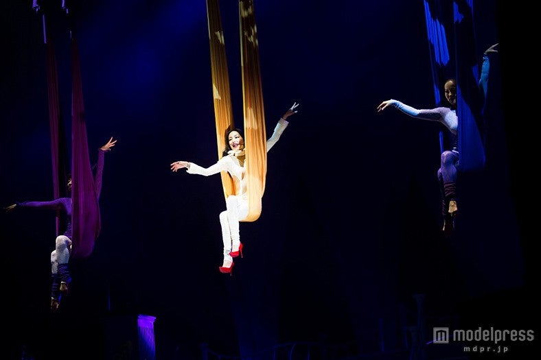 空中ヨガで登場／全国ツアー「MIKA NAKASHIMA CONCERT TOUR 2015 "THE BEST" ～DEARS＆をTEARS～」より