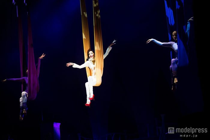 空中ヨガで登場/全国ツアー「MIKA NAKASHIMA CONCERT TOUR 2015 "THE BEST" ~DEARS&をTEARS~」より