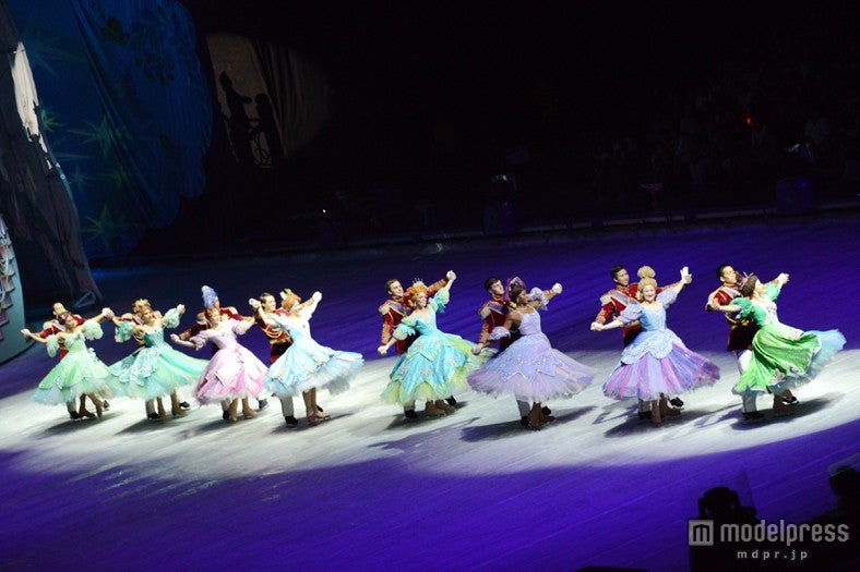 「ディズニー・オン・アイス」舞踏会