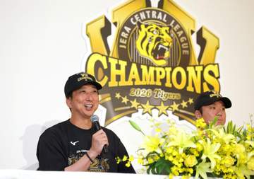 史上初連覇の阪神 藤川監督は号泣「苦しかった」巨人とのマッチレースを制す 重圧から解放「良かったです…」
