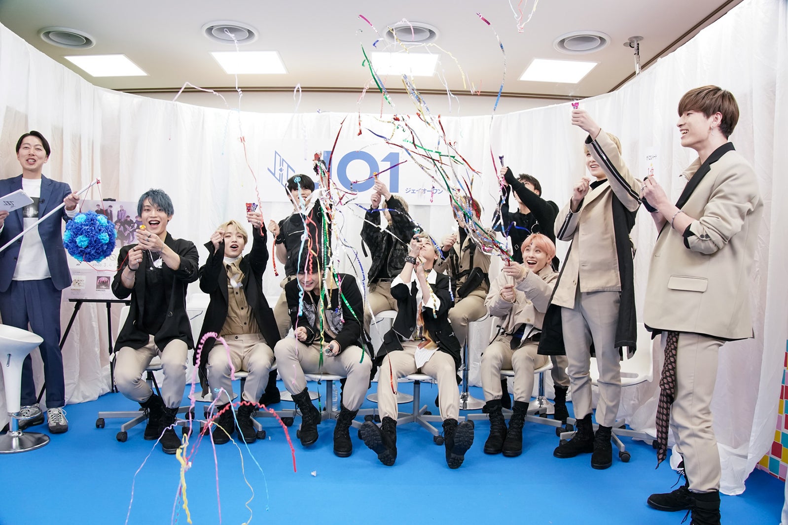 JO1／金城碧海（右）がチャート発表した瞬間（C）LAPONE ENTERTAINMENT 