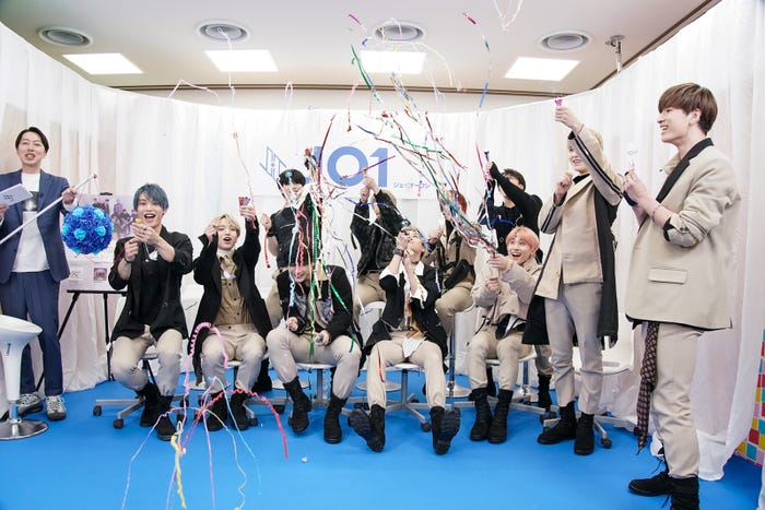 JO1/金城碧海(右)がチャート発表した瞬間(C)LAPONE ENTERTAINMENT