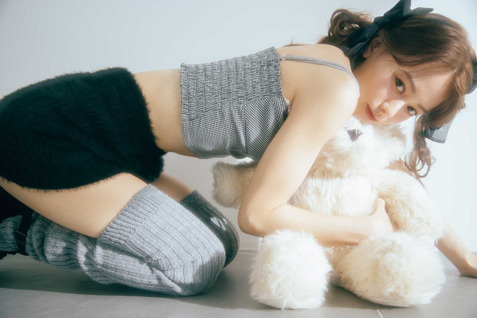 山本舞香、1年ぶり「LARME」登場で鍛え上げられた美くびれ披露