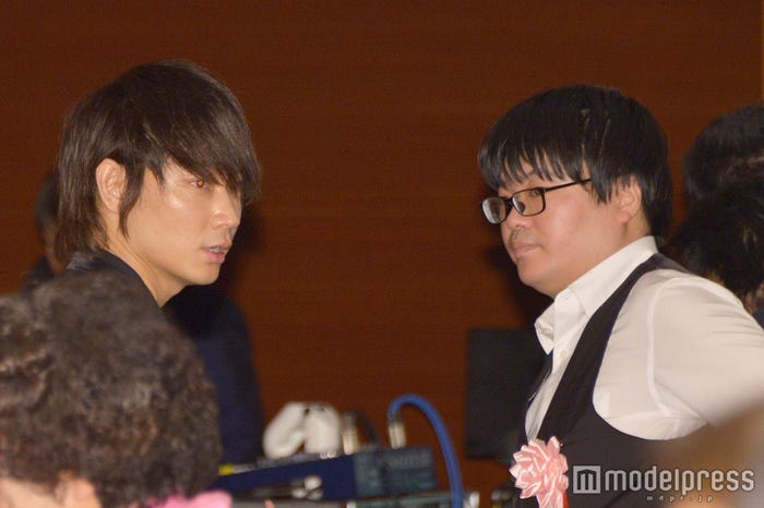 綾野剛&ライスの関町知弘(C)モデルプレス