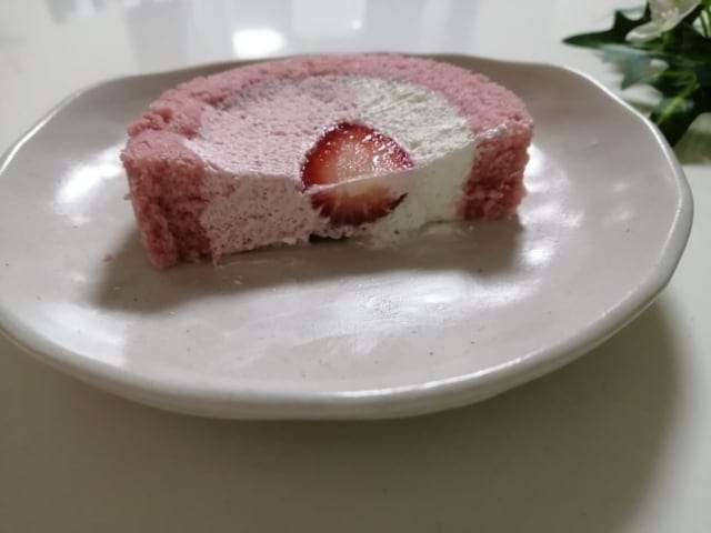 《ローソン》いちごみるくロールケーキカットしたところ
