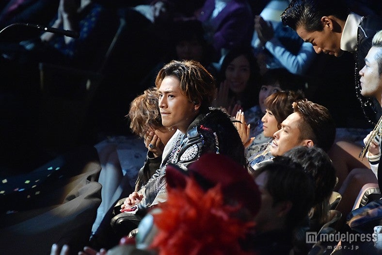 感激のあまり思わず顔を手で覆うNAOTO（奥）