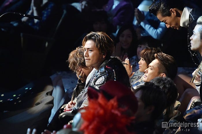 感激のあまり思わず顔を手で覆うNAOTO(奥)