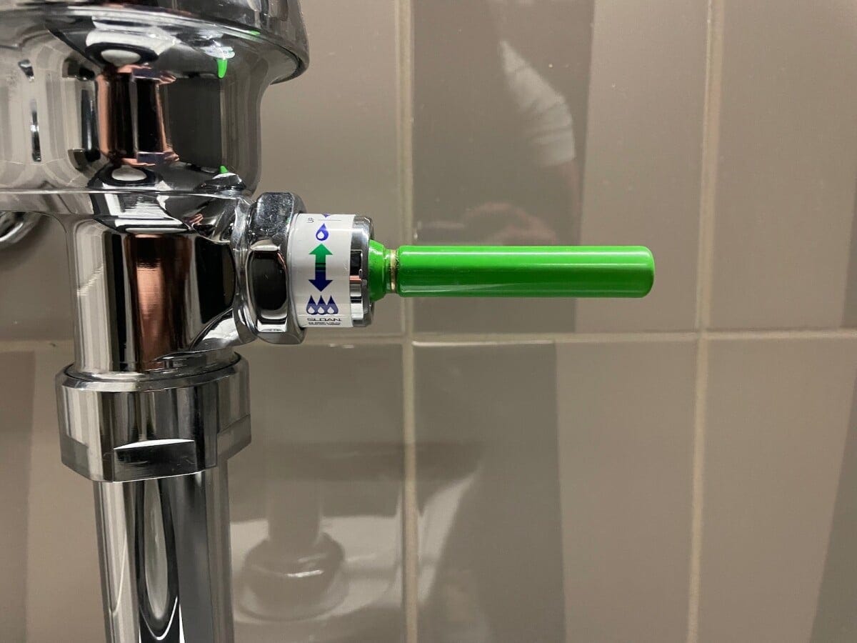 水を無駄遣いしないよう、水量を調整できるレバー