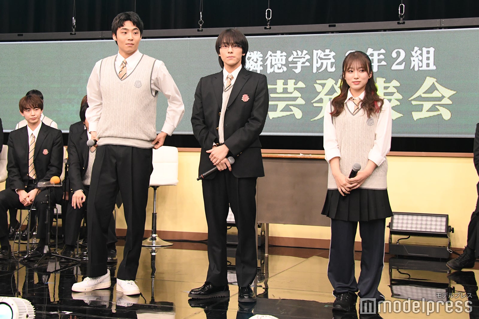 Wi-Fiのように並ぶ八村倫太郎、山下幸輝、矢吹奈子（C）モデルプレス