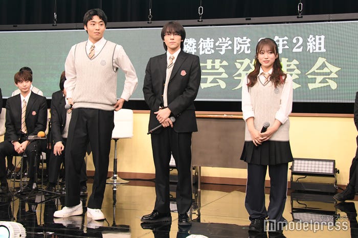 Wi-Fiのように並ぶ八村倫太郎、山下幸輝、矢吹奈子(C)モデルプレス