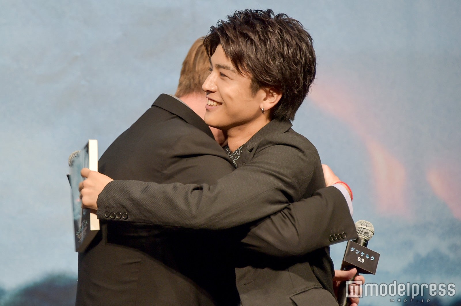 岩田剛典、クリストファー・ノーラン監督にハグ （C）モデルプレス