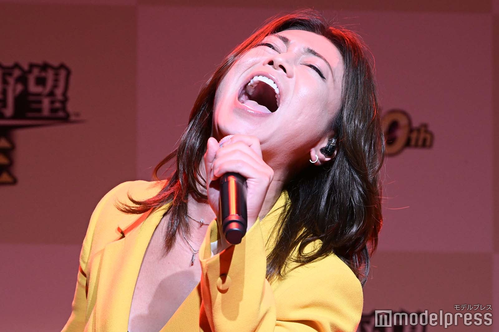 熱唱する氷川きよし（C）モデルプレス