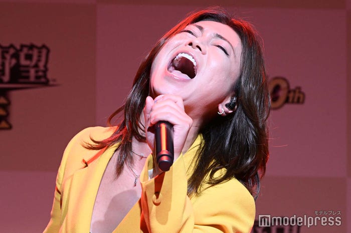 熱唱する氷川きよし(C)モデルプレス