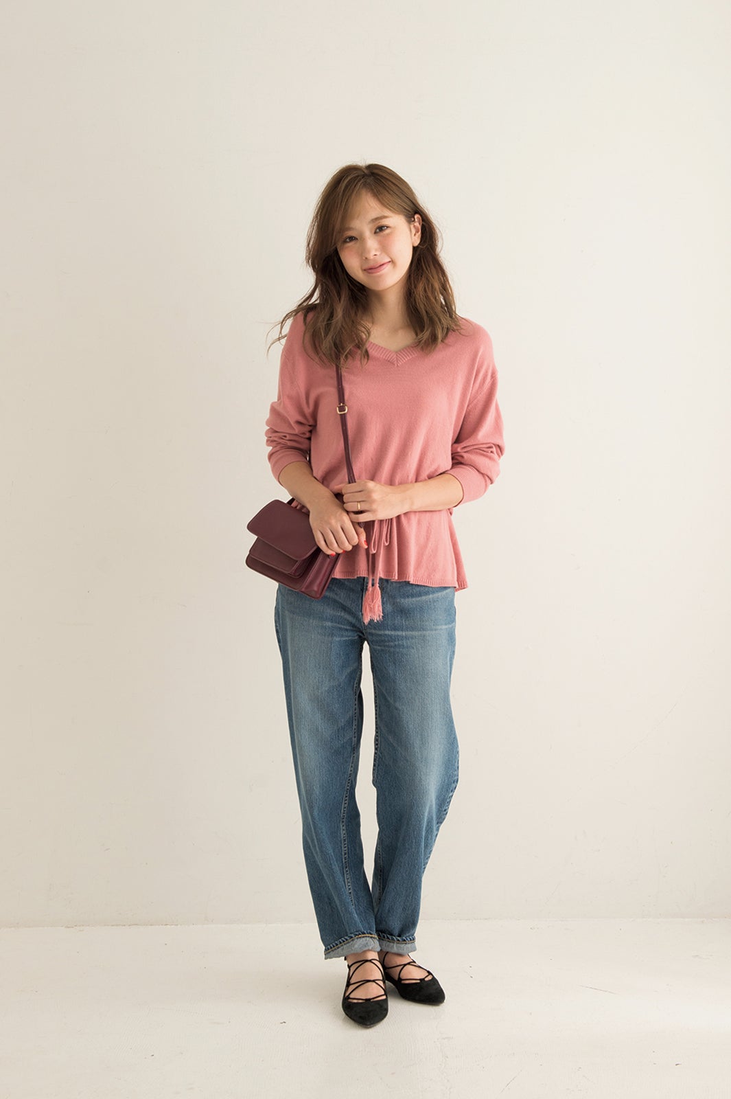 ハイウエストデニムの“甘コーデ”（画像提供：セブン＆アイ出版）