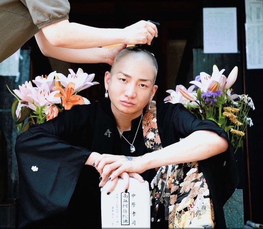 坊主にされるDJ社長（提供写真）