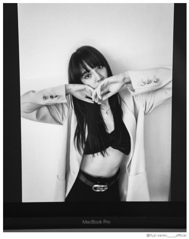 E-girls藤井夏恋、リモート撮影に初挑戦「花が似合いすぎる」「色気がすごい」の声続々