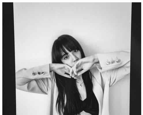 E-girls藤井夏恋、リモート撮影に初挑戦「花が似合いすぎる」「色気がすごい」の声続々