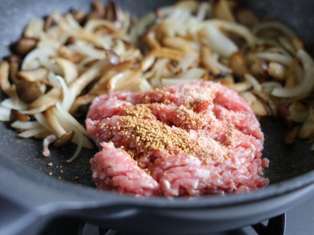 ひき肉を入れ、顆粒コンソメと塩を振って、全体に火が通るまで炒める。
