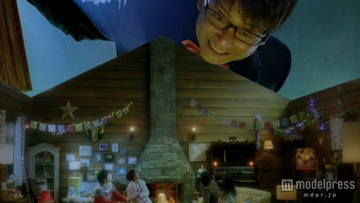 au新CM「800MHz／トビラ篇」の一幕