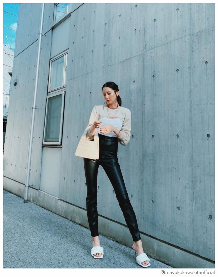 河北麻友子、スタイル抜群レザーパンツコーデに「何頭身？」の声