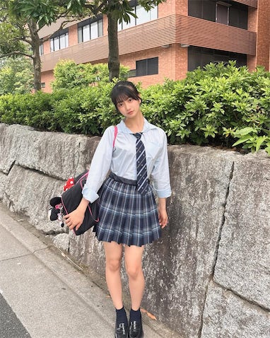 現役JKモデル・上村佳里奈、お団子ヘアの爽やか制服姿を披露「可愛い！」「オーラあるね」