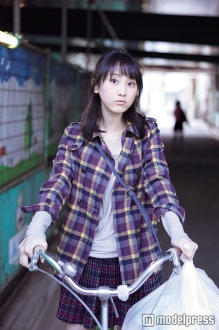 松井玲奈ファースト写真集「きんぎょ」（光文社、2012年3月1日発売）より