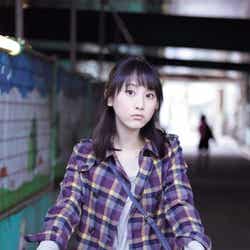 松井玲奈ファースト写真集「きんぎょ」(光文社、2012年3月1日発売)より