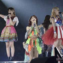 （左から）鷲尾伶菜、Aya、Ami／「E-girls LIVE TOUR 2015 “COLORFUL WORLD”」のファイナル公演より
